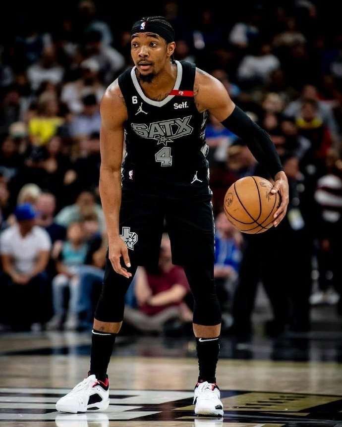 开拓者安东尼关键三分