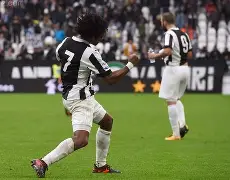 肌肉男惨遭酷刑绑在车后备箱挠脚心